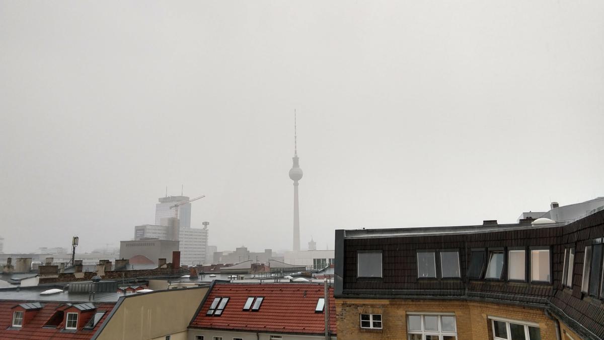 Der Berliner Fernsehturm in Regen