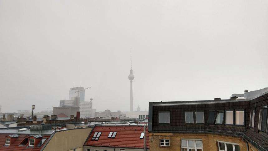 Der Berliner Fernsehturm in Regen