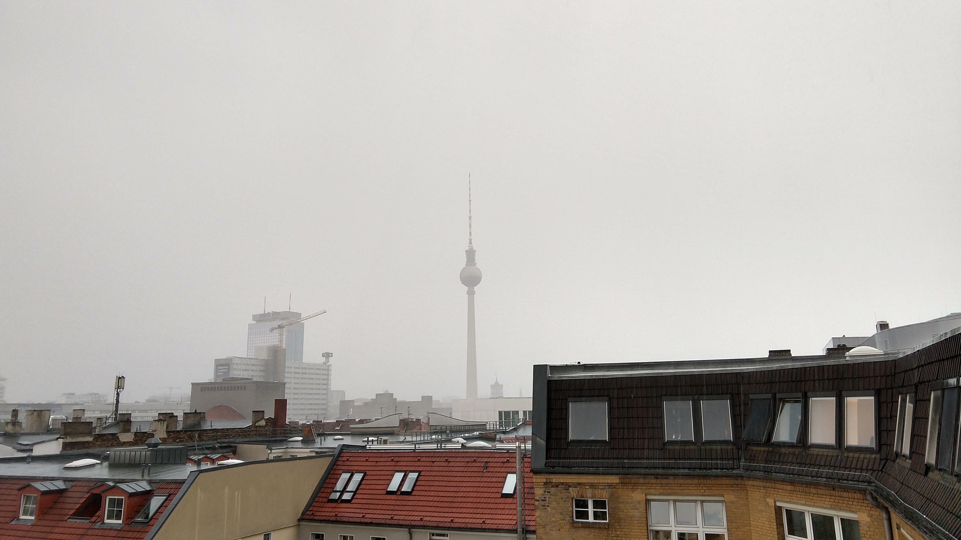 Der Berliner Fernsehturm in Regen