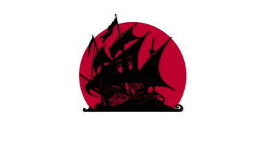 Ein Piratenschiff mit Mangaaugen auf dem Segel vor Japans roter untergehender Sonne