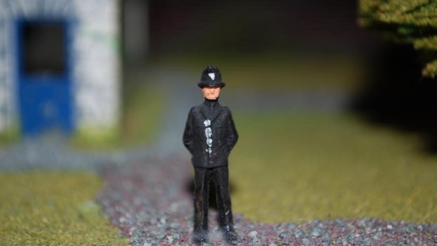 Kleine Polizeifigur vor Modelhaus