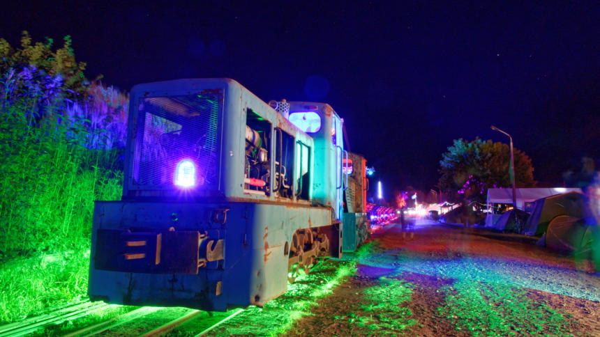 Bunt beleuchtete Schmalspurbahn auf dem CCCamp 2015