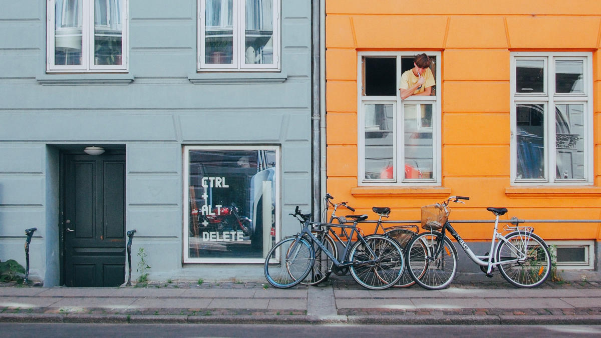 Hausfront. In einem Fenster steht Alt+Ctrl+Delete, aus dem anderen Fenster schaut jemand heraus, der sich die Zähne putzt.