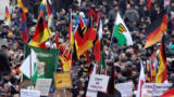 Rechtsradikale Pegida-Demonstranten mit Deutschlandfahnen