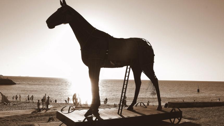 Trojanisches Pferd am Strand vor Sonnenuntergang