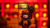 Kamera mit selektivem Fokus in einem rot-organenen Studio