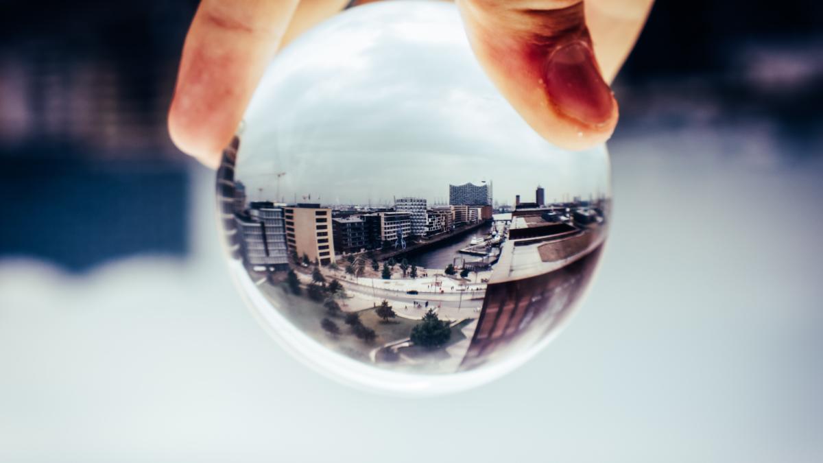 Glaskugel, die Skyline von Hamburg spiegelt