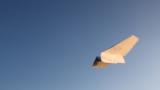 Ein Papierflugzeug vor blauem Himmel