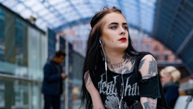 Frau mit Kopfhörern