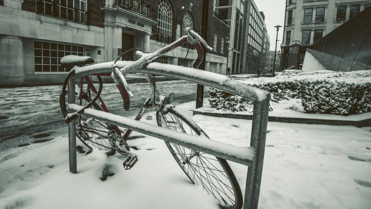 Ein zugeschneites, angeschlossenes Rennrad