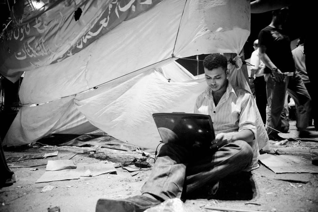 Mann mit Laptop auf dem Tahrir-Platz
