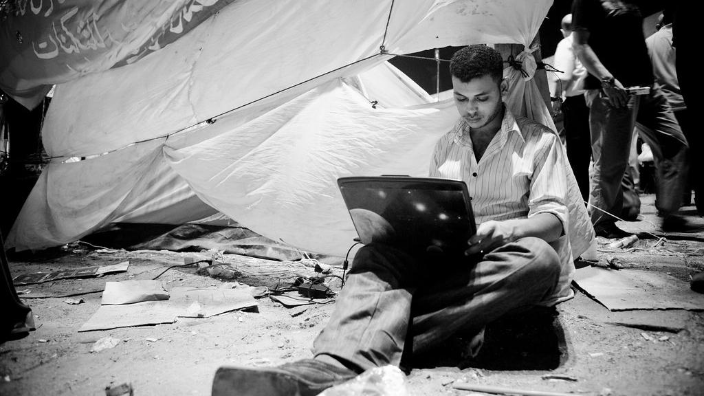 Mann mit Laptop auf dem Tahrir-Platz