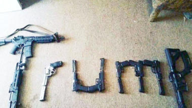 Trump, geschrieben mit aneinander glegeten Waffen.