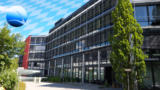 Bürogebäude mit Bayern-Himmel