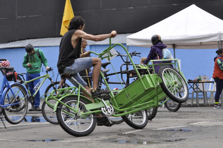 Ein Lastenfahrrad in schneidiger Kurve