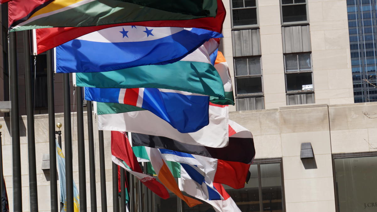 Wehende Flaggen verschiedener Staaten