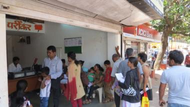 Indische Menschen warten in Goa auf die Registrierung in der Aadhaar-Datenbank