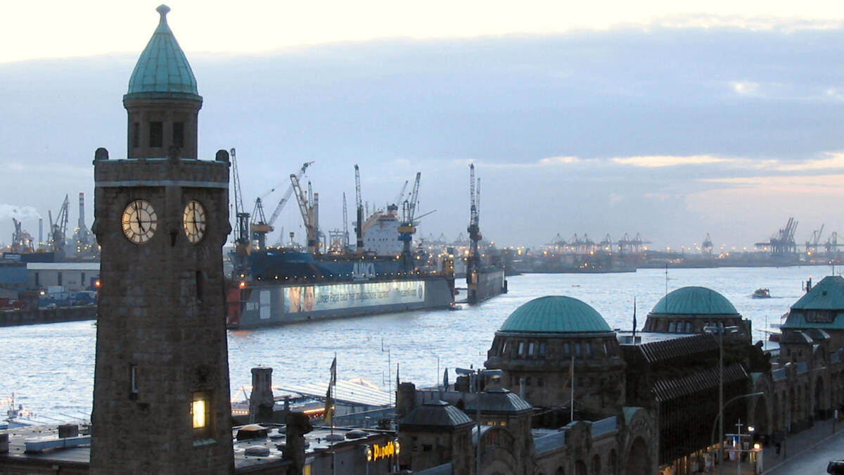 Blick auf die Landungsbrücken am Hafen von Hamburg