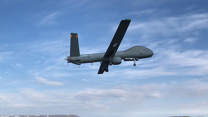 Eine israelische Drohne des Typs "Hermes 900" startet von einem Flugplatz in Island.