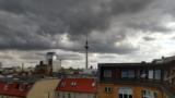 Der Berliner Fernsehturm, dramatisch arrangiert unter oh so dunklen Wolken