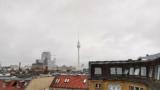 Der Berliner Fernsehturm. In den demotivierend-müden Wolken versteckt sich ein Hubschraubär