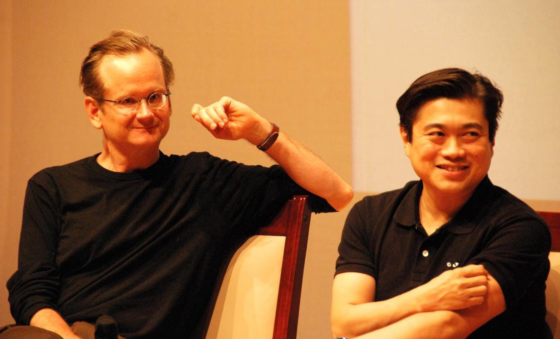 Lawrence Lessig und sein Freund Joi Ito bei einer Veranstaltung im Jahr 2008.