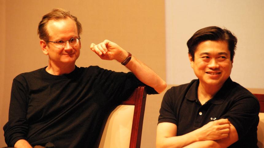 Lawrence Lessig und sein Freund Joi Ito bei einer Veranstaltung im Jahr 2008.