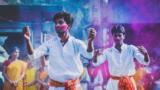Zwei bemalte Männer beim Holi-Fest in Kolkata, Indien