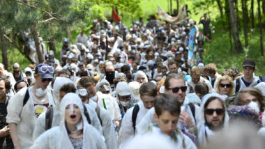 Demonstranten in weißen Anzügen