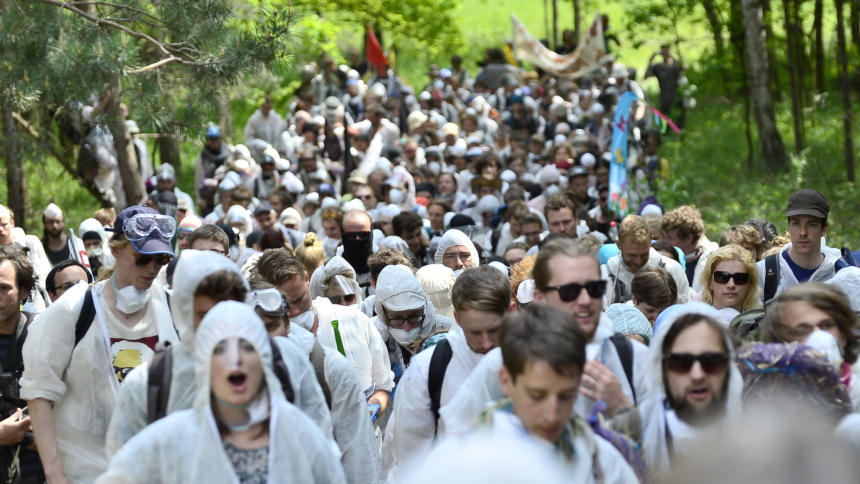 Demonstranten in weißen Anzügen