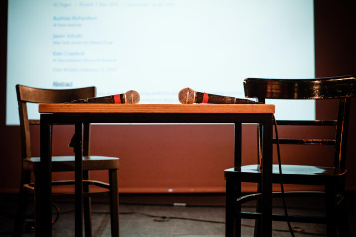 Mikrofone auf dem Tisch