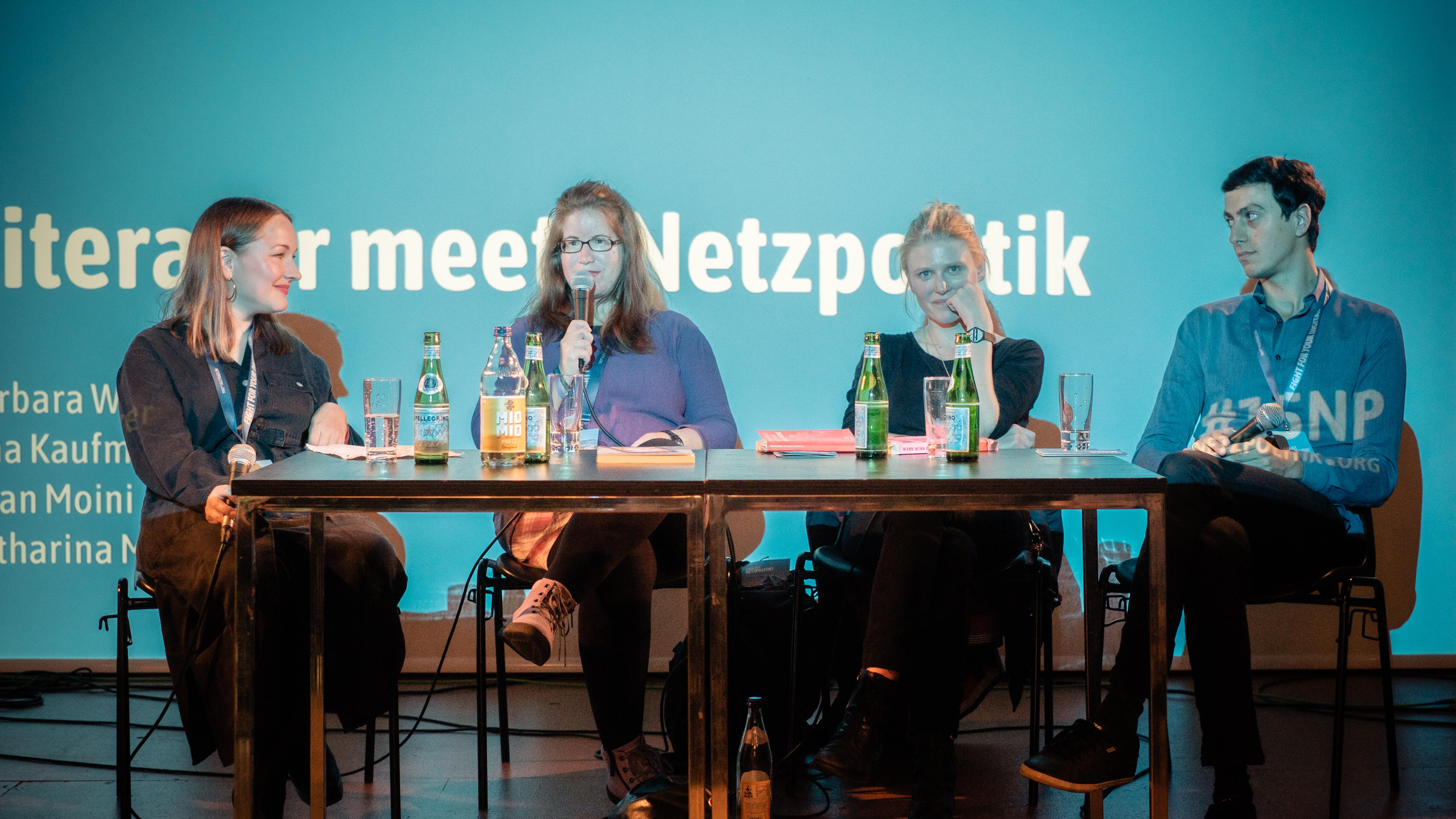 Katharina Meyer, Barbara Wimmer, Sina Kamala Kaufmann und Bijan Moini auf der Bühne von Literatur meets Netzpolitik