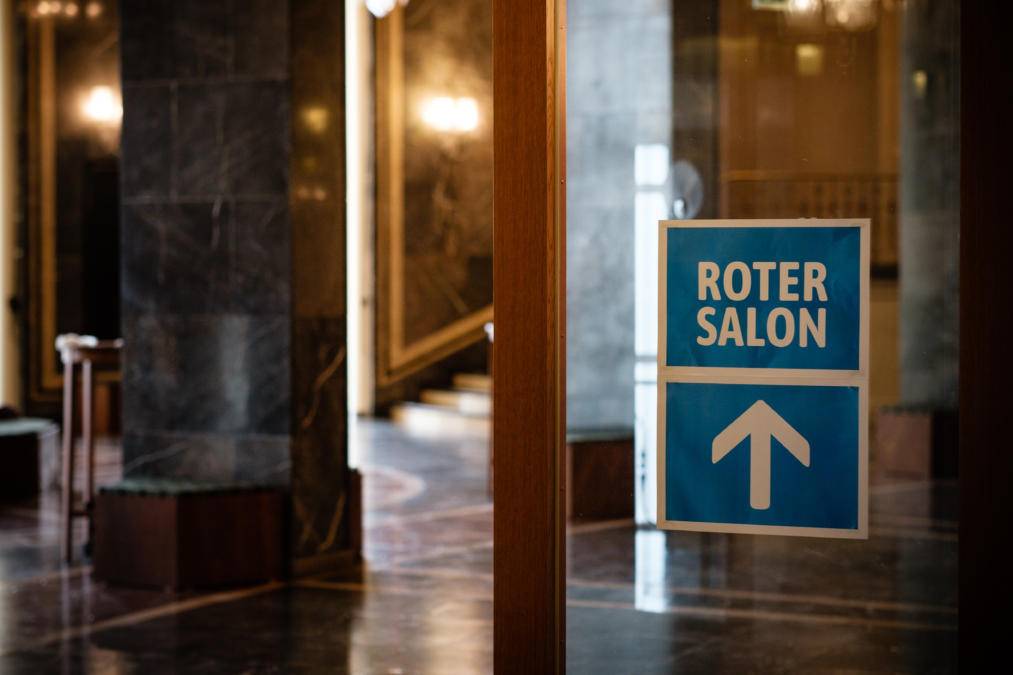 Schild zum roten Salon