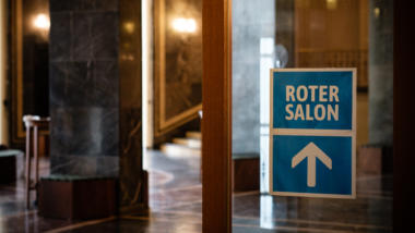 Schild zum roten Salon