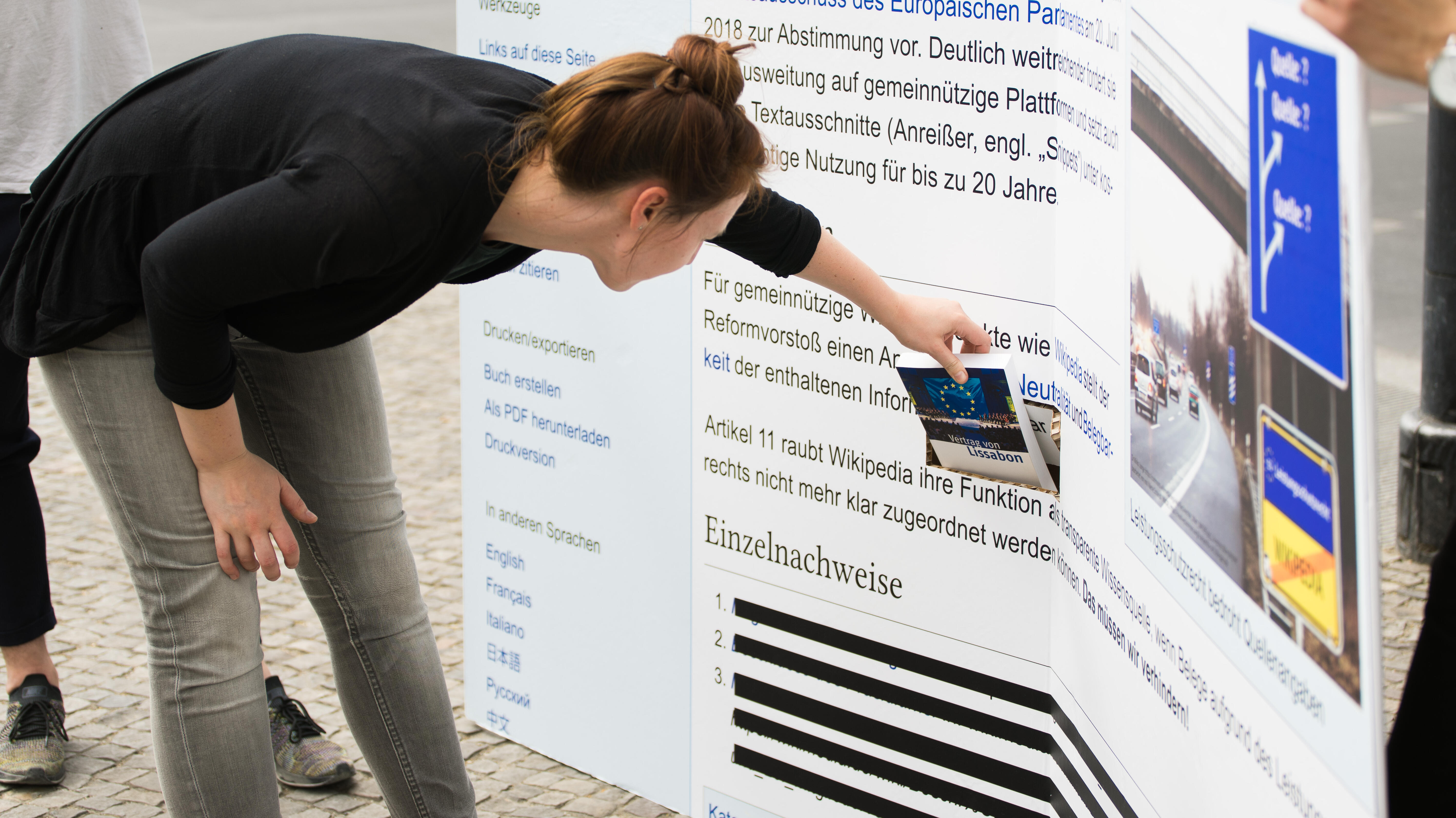 Aktivistin nimmt an einer Straßenaktion zum Leistungsschutzrecht teil