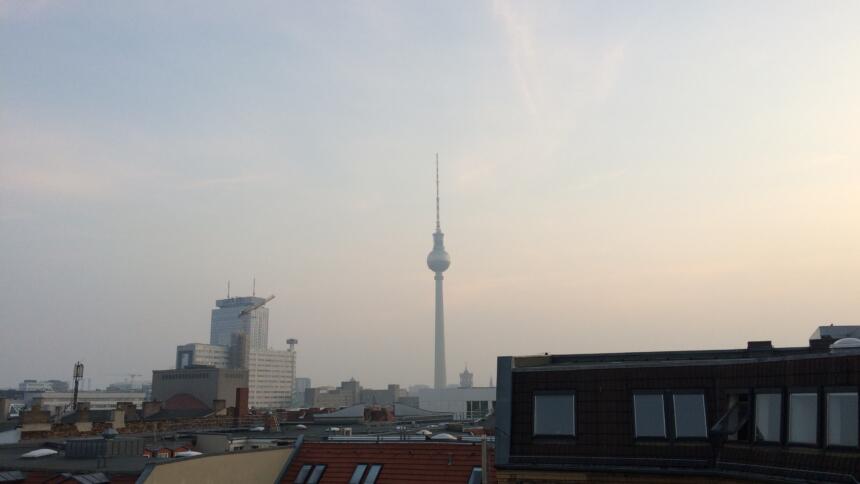 Blick aus dem Berliner Netzpolitik-Büro auf den Fernsehturm am Alexanderplatz.