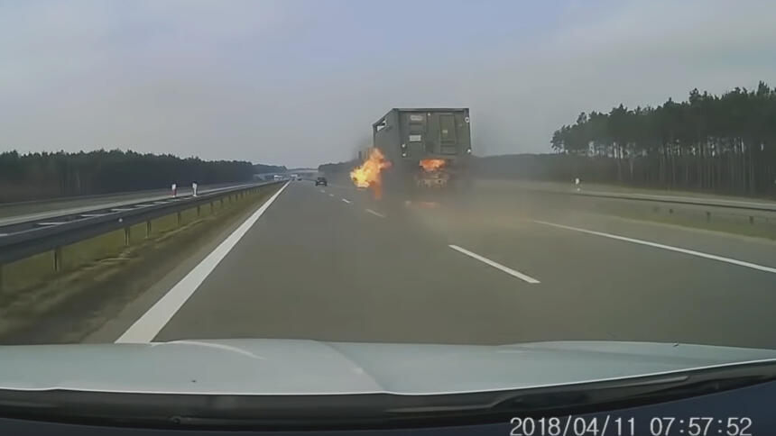 Brennender Lkw auf einer Autobahn.