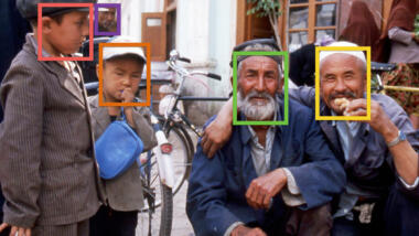 Uiguren posieren für ein Foto, um ihre Gesichter sind bunte Kästen, die Gesichtserkennung symbolisieren sollen