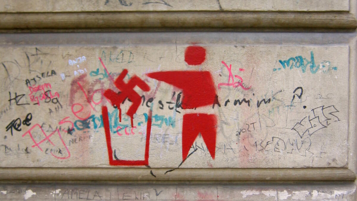 Anti-Nazi-Graffiti an einer Wand