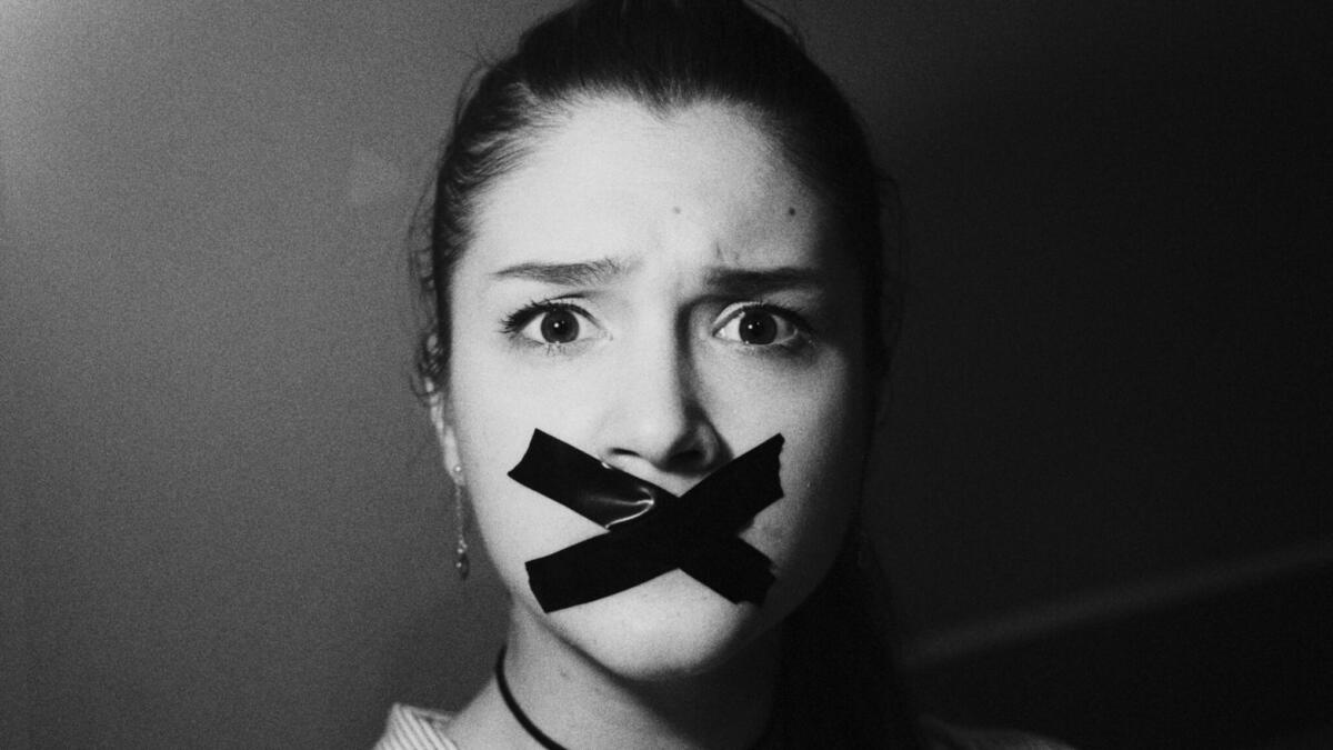 Frau mit zugeklebtem Mund