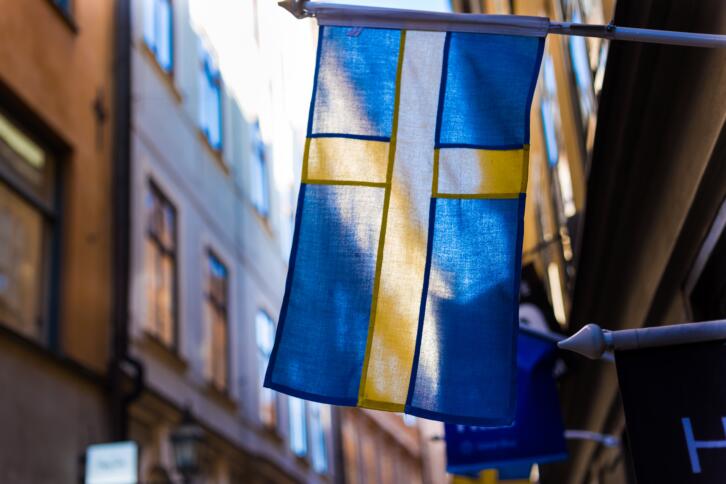 Swedische Flagge in Gehäusekorridor