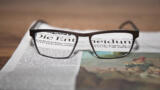 Zeitung und Brille