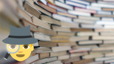 Detektiv-Emoji vor Bücherhintergrund