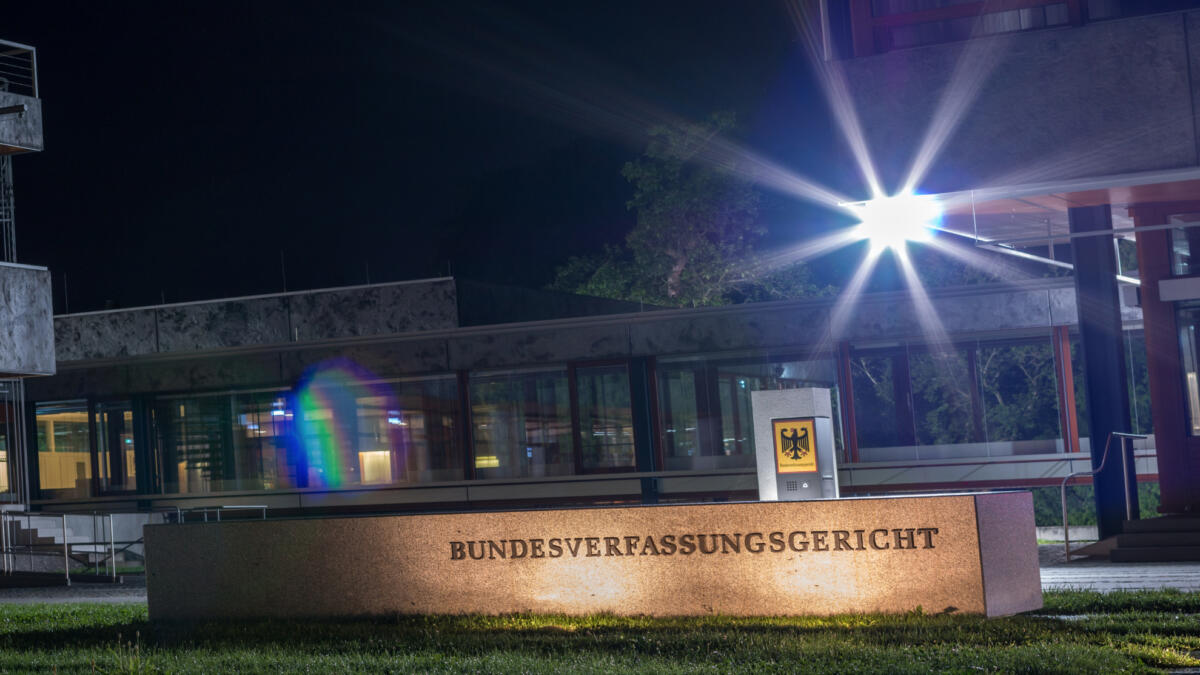 Bundesverfassungsgericht Karlsruhe bei Nacht