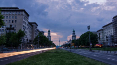 Frankfurter Allee in Berlin bei Nacht