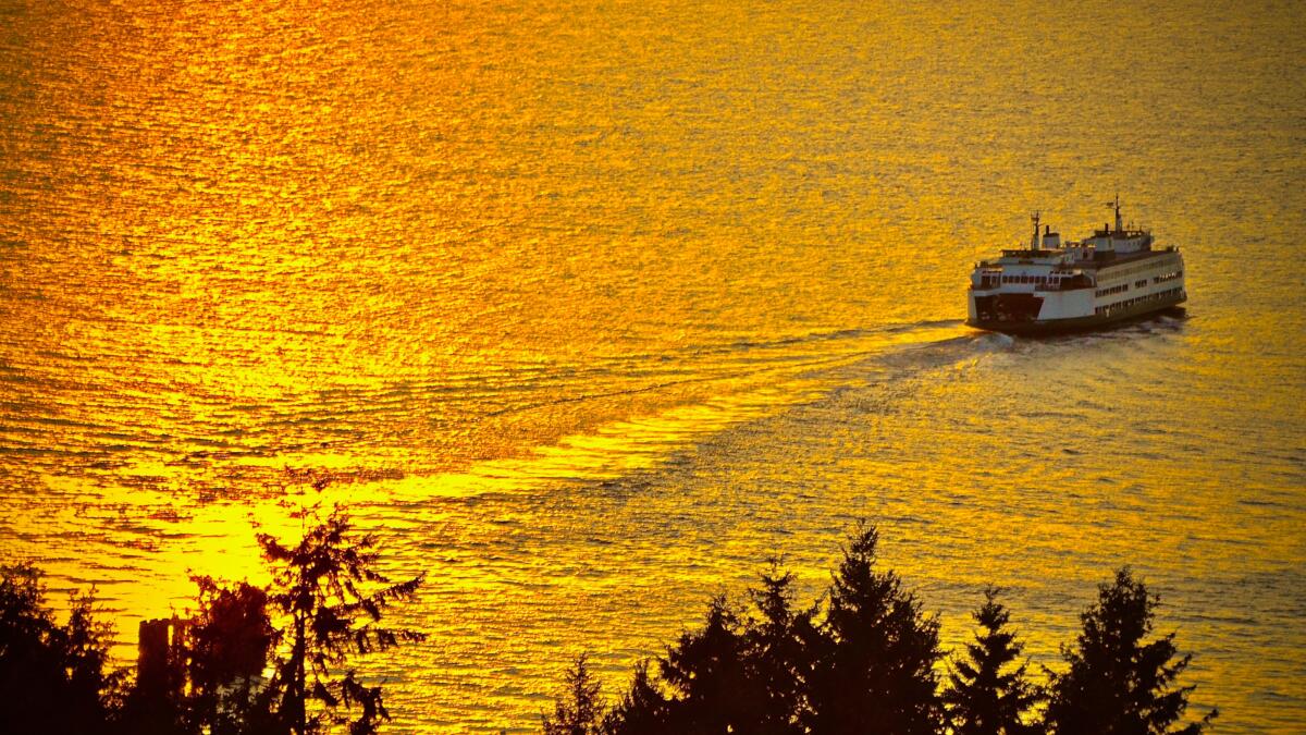 Fähre in goldenem Sonnenuntergang