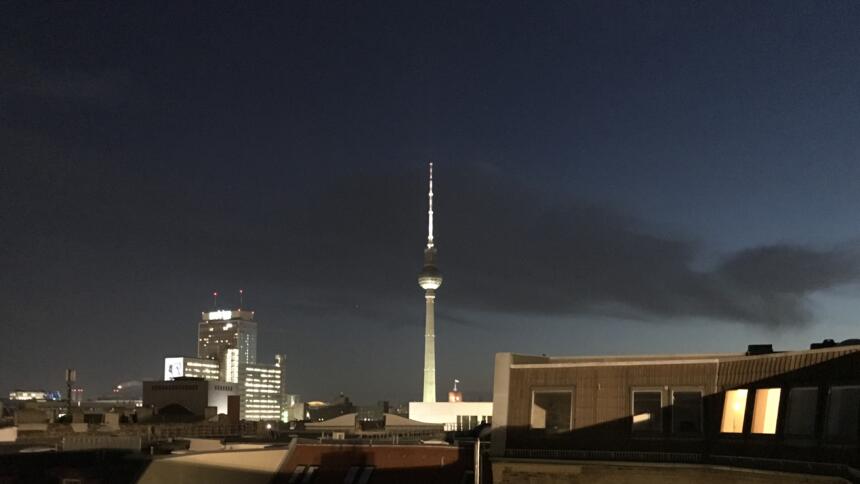 Berliner Alexanderturm bei Dunkelheit