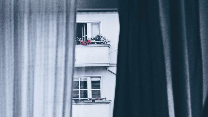Blick aus Fenster auf Wohnungen