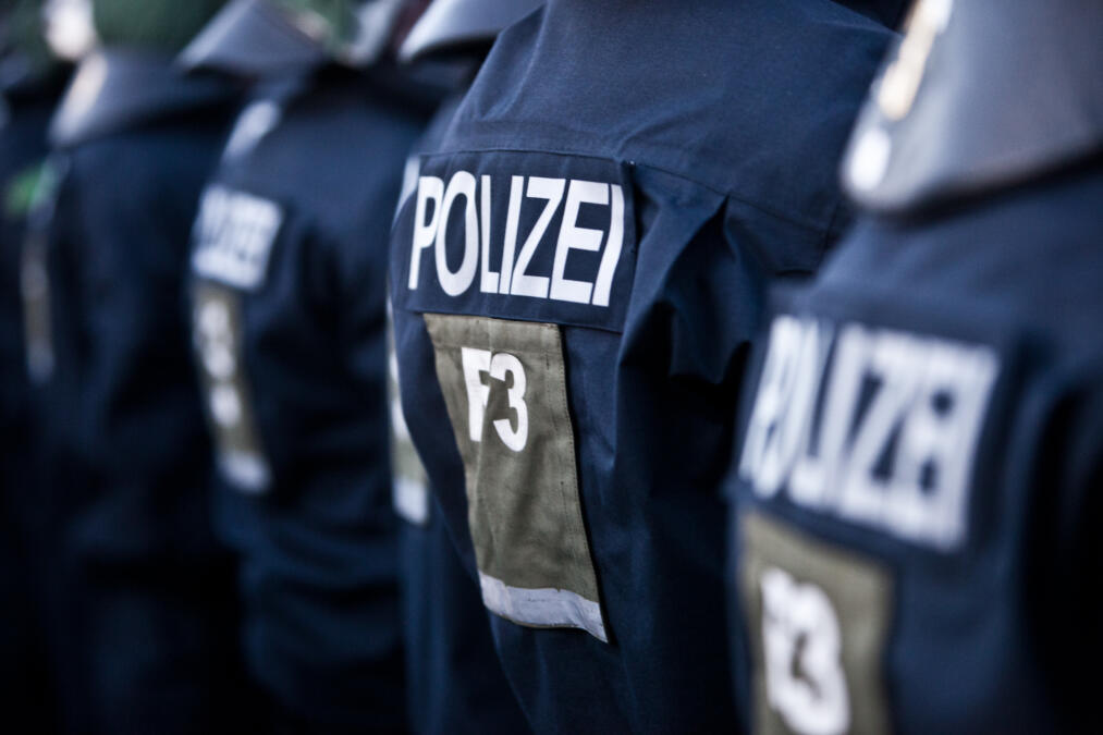 Polizeiuniform von hinten
