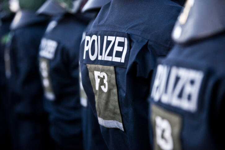 Polizeiuniform von hinten